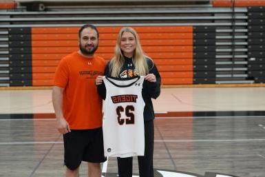 Mak Hatcliff and head women's basketball coach Ryan Baumgartner stand in Haddix